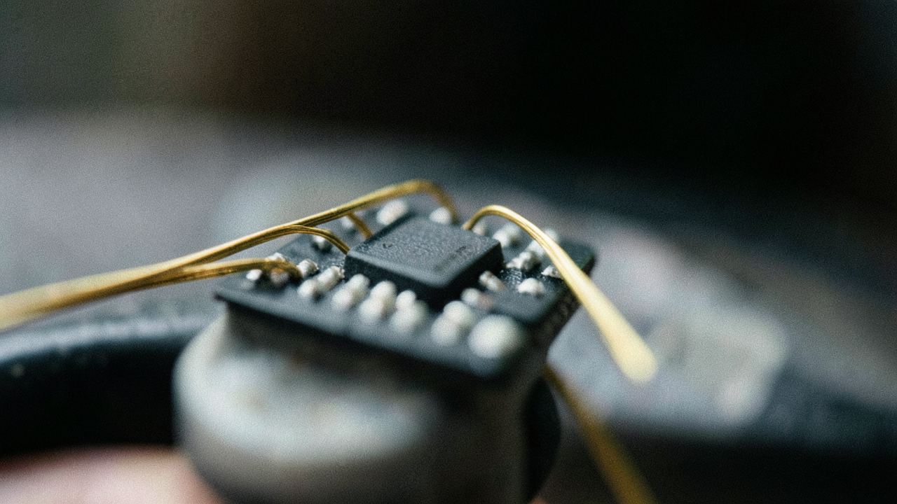Šéf Siemensu žiada rýchlejšie schvaľovanie AI technológií a kritizuje rozsiahle clá voči Číne