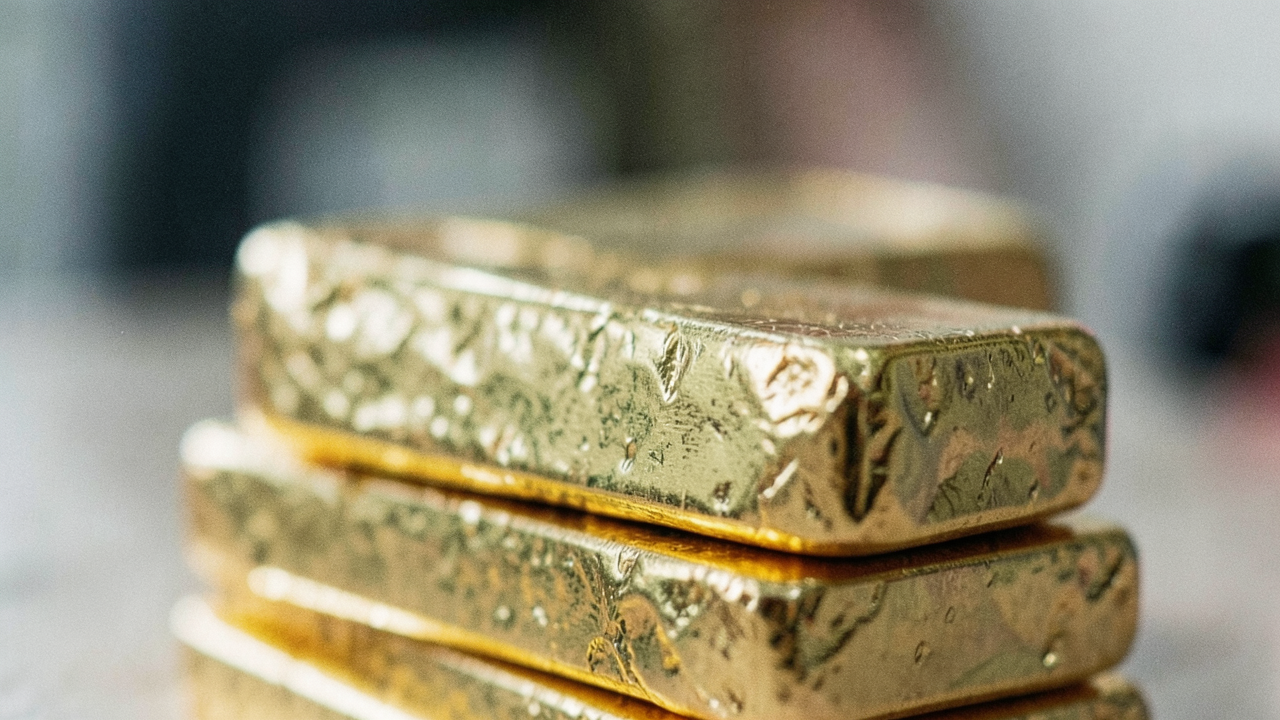 Zlato na Comexe prekonalo 4 500 USD, akcie Barrick Miningu klesli najviac od marca po dohode s Newmontom