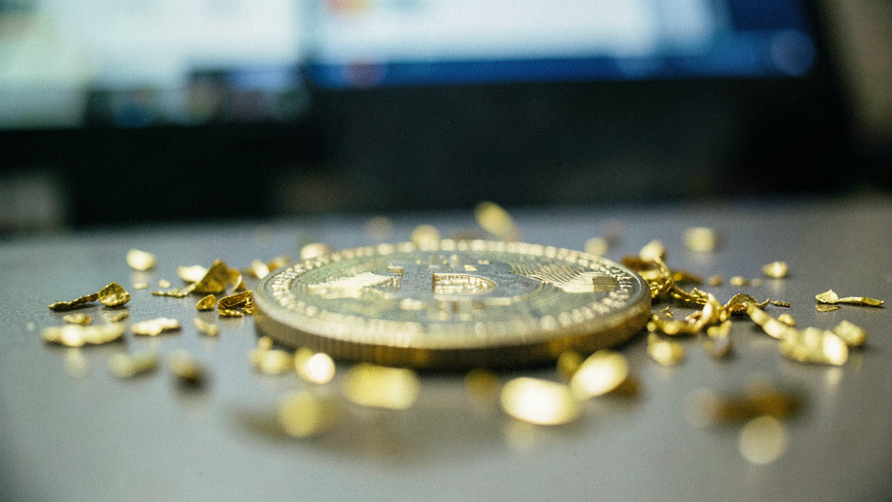 Zlato aj Bitcoin na viacmesačných maximách, dolár po buybackoch dlhopisov oslabil