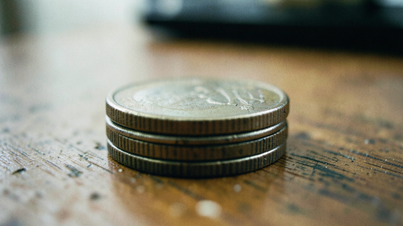 Schodok rozpočtu klesol medziročne o 14,6 %, medzimesačne však vzrástol