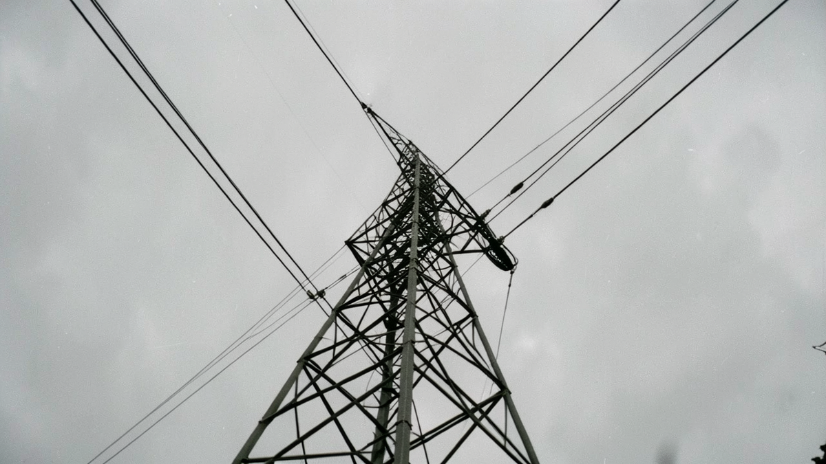 Ceny elektriny pre domácnosti v EÚ klesli o 2,2 %, stále sú nad úrovňou spred krízy