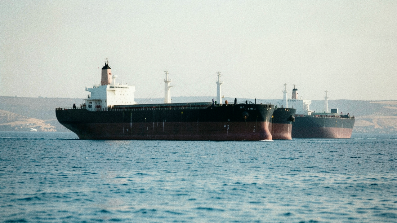 Vývoz ropy cez Hormuz sa zotavuje, útokov na tankery pribúda
