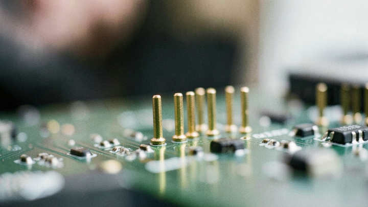 Podľa CoinDesku bitcoin stagnoval pri 64 300 USD, AP hlásila takmer 18-percentný rast Kospi