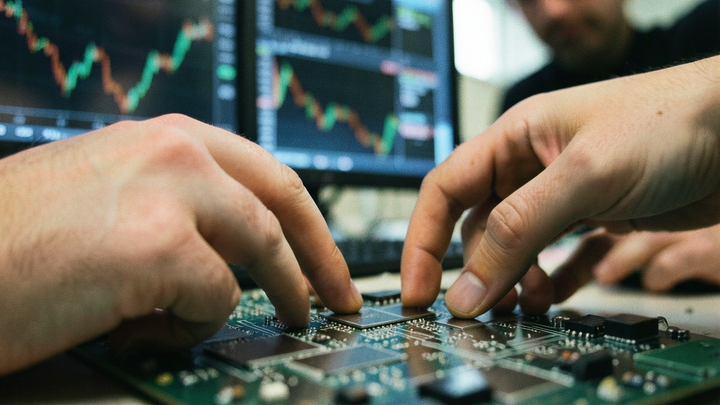 CNBC: Prudká korekcia výrazne zasiahla pákové ETF kórejských čipových spoločností