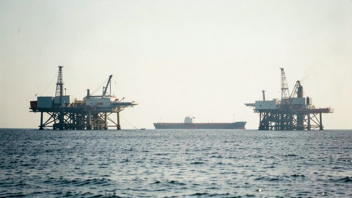 Ropa Brent +6,39 %, WTI +5,66 % za týždeň – Trumpova hrozba sankciami vs. ich reálna vymožiteľnosť