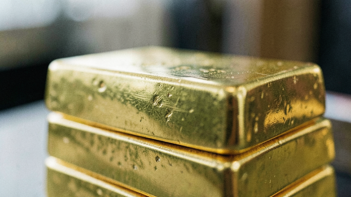 Zlato sa drží nad 4 588 USD, trh čaká na Warshov prejav v Jackson Hole