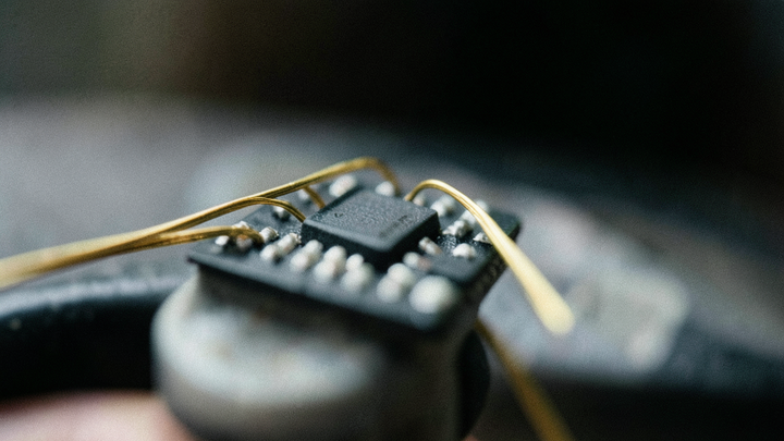 Šéf Siemensu žiada rýchlejšie schvaľovanie AI technológií a kritizuje rozsiahle clá voči Číne