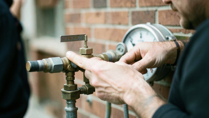 Ofgem zvyšuje strop na energie o 4 %, úľava na DPH nevykompenzuje vysoké ceny plynu
