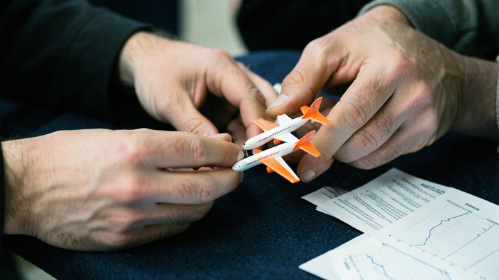 Investičná skupina Apollo sa dohodla na prevzatí easyJet za £5,7 mld., akcie zostávajú pod ponukovou cenou