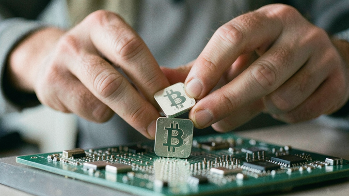CoinDesk: SEC pozastavila schválenie bitcoinových opcií QBTC po námietke CME Group