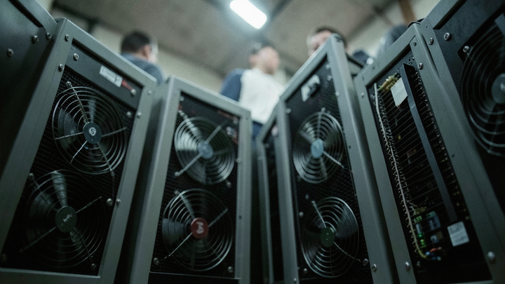 Bitcoin smeruje k júlovému zisku 7,5 %, analytici Bitfinex: tlak núteného predaja zoslabol
