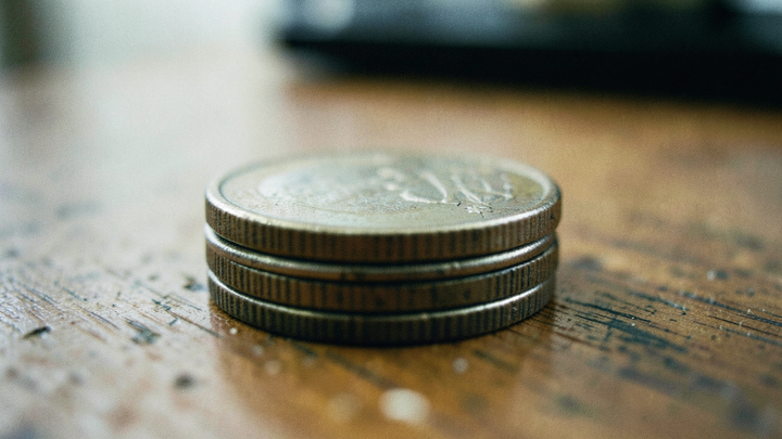 Schodok rozpočtu klesol medziročne o 14,6 %, medzimesačne však vzrástol