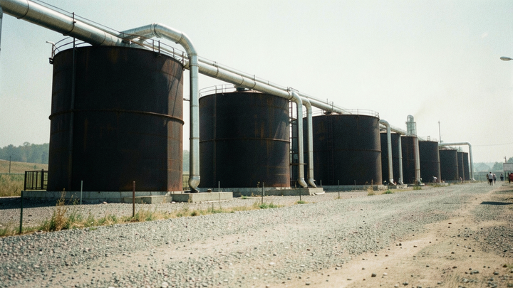 Ropa tretí deň klesá, no Brent aj WTI zostávajú nad 100 USD za barel