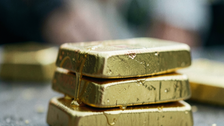 Zlato je pod tlakom, Morgan Stanley čaká návrat nad 5 000 dolárov v roku 2027