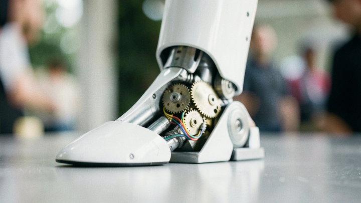 Čína sprísnila kritériá pre IPO humanoidných robotov, akcie Unitree a Ubtechu klesli