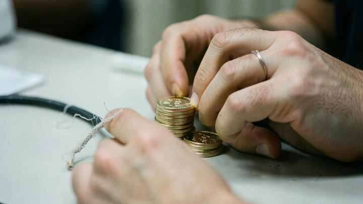 Bitcoin prekonal 86 500 dolárov, ceny ropy klesli