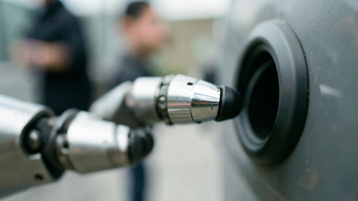 Xpeng plánuje výrobu robotov, no jeho akcie tento rok klesli o vyše 45 %