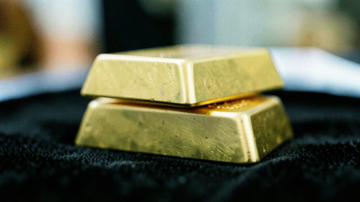 Zlato kleslo na 4 137 USD, slabé dáta z trhu práce mu nepomohli