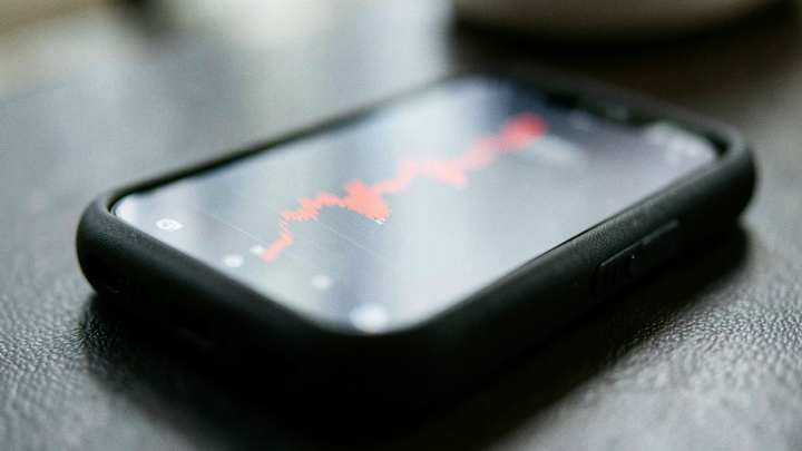Robinhood: rekordné tržby 1,42 mld. USD, zisk na akciu pod odhadmi