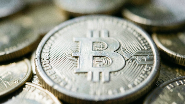 Bitcoin klesol pod 83 000 USD spolu s akciami a zlatom, ropa je nad 101 USD