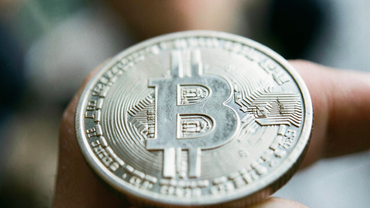 Bitcoin klesol pod 80 000 USD po správe o evakuácii, altcoiny prepadli viac