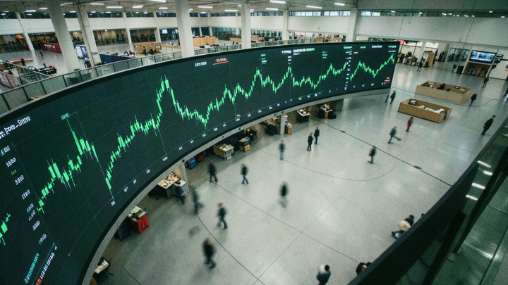 American Express zvýšil prognózu zisku, rast objemu platieb sa však spomalil