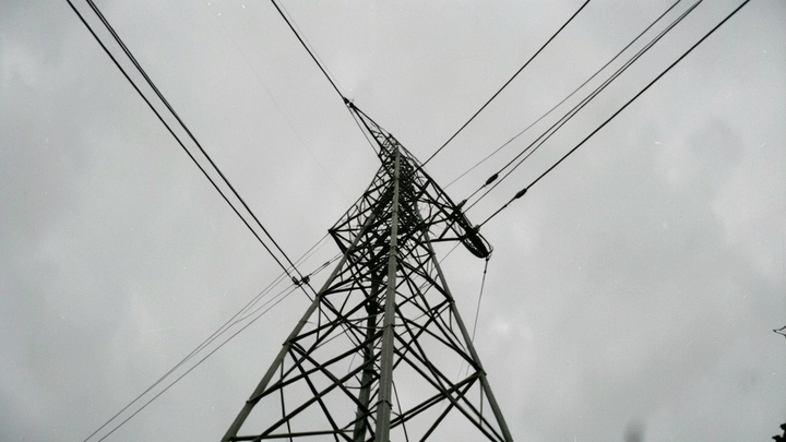 Ceny elektriny pre domácnosti v EÚ klesli o 2,2 %, stále sú nad úrovňou spred krízy
