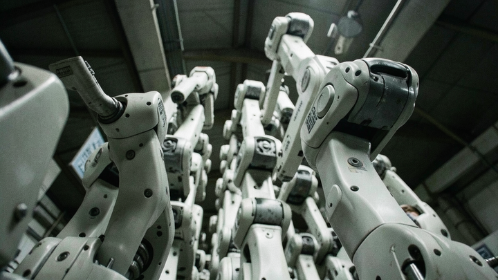 Robotický boom bez lídrov na burze: investori platia prirážku a poplatky