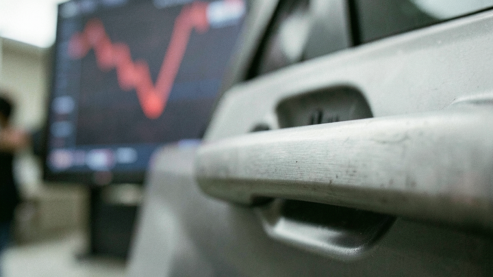 Volvo Cars skončilo v strate a zruší 2 500 miest, akcie klesli o viac než 28 %