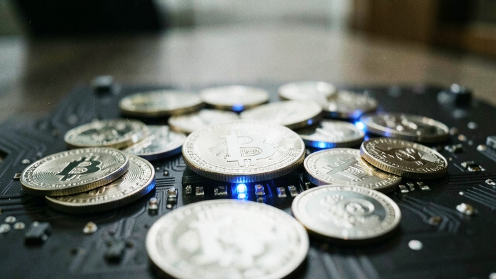 Bitcoin sa viac správa ako zlato, s akciami však zostáva kladne korelovaný