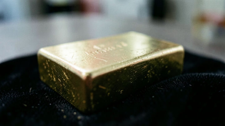 Zlato kleslo pod 3 900 USD, hoci Fed ponechal sadzby a dolár oslabil