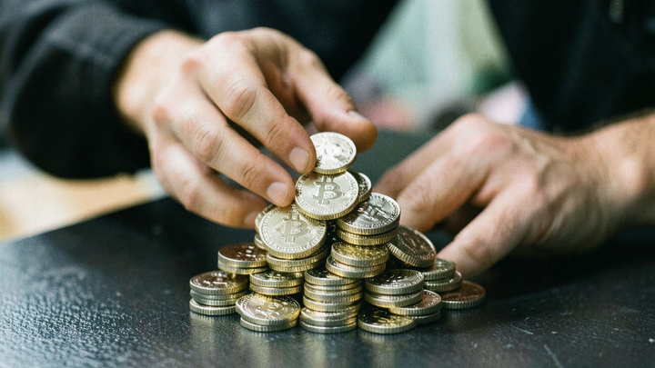 Rusko zakáže P2P obchody s kryptom od 1. júla 2027, Sberbank plánuje prvé kryptoprodukty