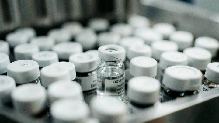 Novartis licencuje čínsku mRNA terapiu, akcie klesli najviac od roku 1987
