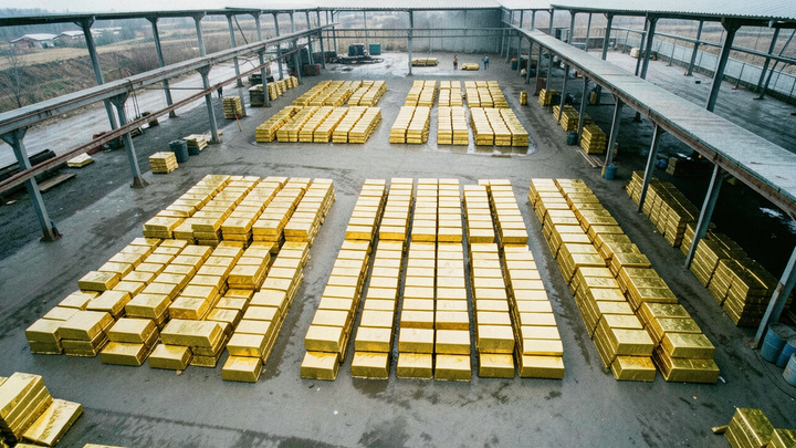 Jefferies drží prognózu zlata 5 000 USD/oz na rok 2027, na rok 2026 ju znížil