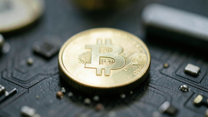 Strategy prvýkrát od septembra nekúpila bitcoin, hrozí jej vyradenie z indexov MSCI