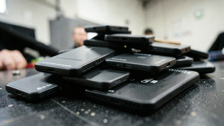 Hardvérové peňaženky zlyhali dvakrát: chyba Coldcard a skrytý čip v zariadení Ledger