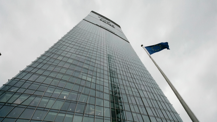 ECB ponechala sadzbu na 2,5 %, trhy však oceňujú decembrové zvýšenie
