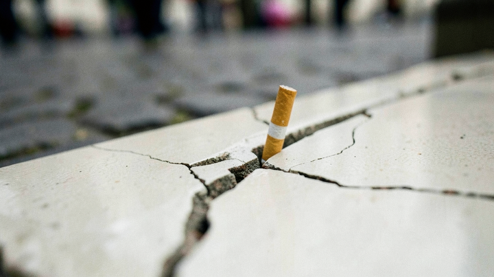 Francúzsko: najhoršie nepokoje za roky, takmer 2 400 zatknutých pri rekordnom dlhu