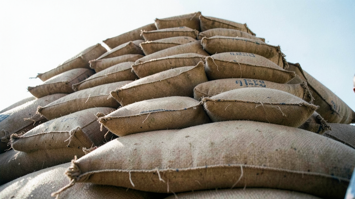 India zvýšila odhad rastu na 7,3 %, inflácia stúpa a rupia oslabuje