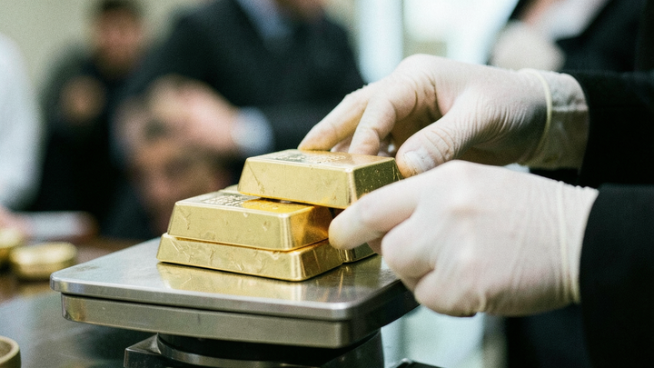 Zlato kleslo pod 3900 USD na ročné minimum, Commerzbank očakáva zotavenie
