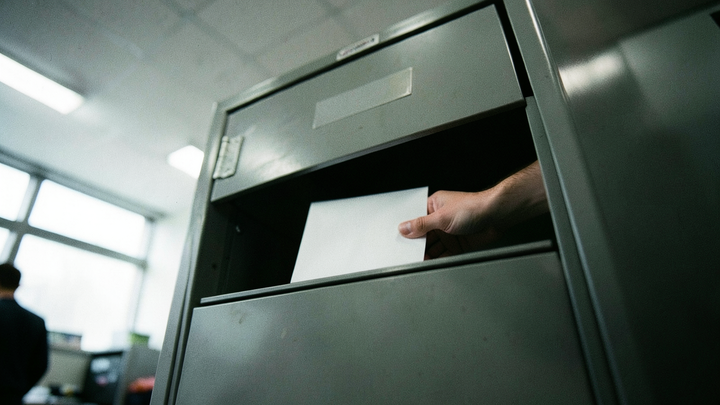 American Express zruší 5 % miest, zisk prekonal odhady, akcie klesli o 3 %