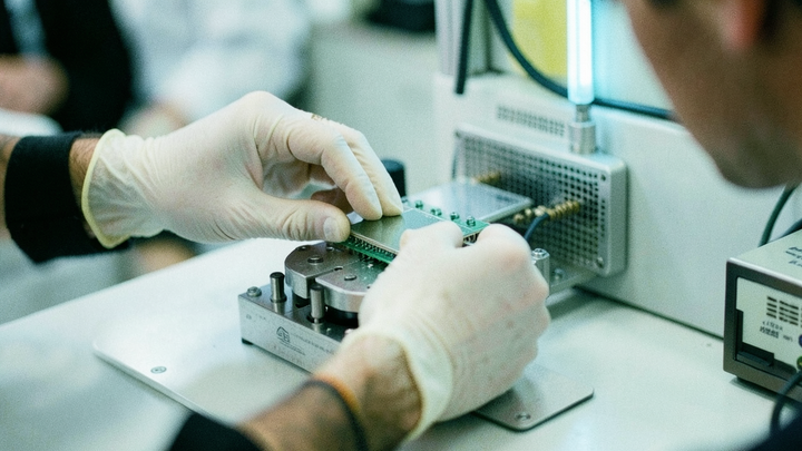 Micron s rekordnými tržbami prekonal odhady, akcie po uzávierke zostali bez zmeny