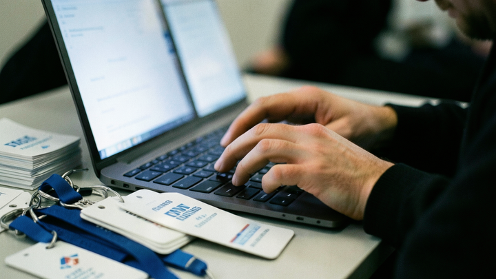 Predikčné trhy majú konferenciu aj médiá, Polymarketu však klesla mesačná aktivita