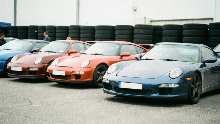 Porsche chce predávať drahšie a škrtať náklady, zisk klesol o 91,4 %