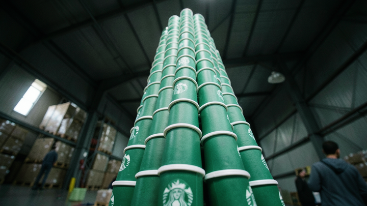 Starbucks vstúpil do Xinjiangu: Moolenaar žiada zatvorenie predajní, Peking kritiku odmieta