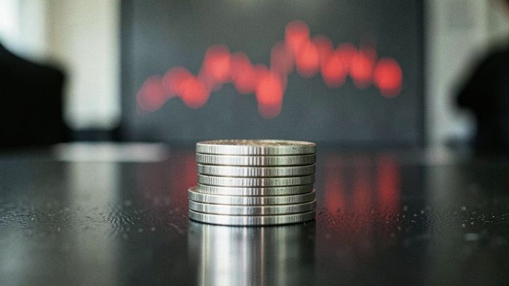 Binance zmrazila vyše 2,5 mld. USD a tvrdí, že klienti sú v bezpečí; trh oslabil