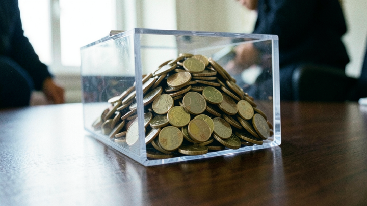 Rozpočet na rok 2027 má deficit 4,94 % HDP, analytici varujú pred rastúcim dlhom